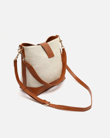 Sora bolso estilo hobo en polipiel y efecto rafia 