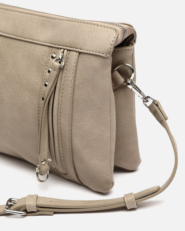 Nikasi bolso bandolera con bolsillos frontales y detalles metálicos 