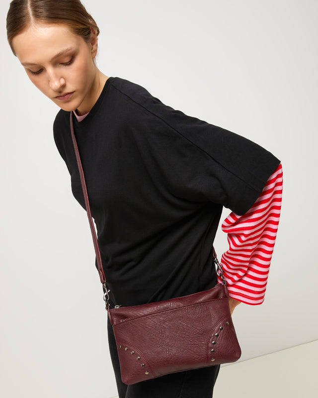 Sereny bolso bandolera pequeño con detalles metálicos
